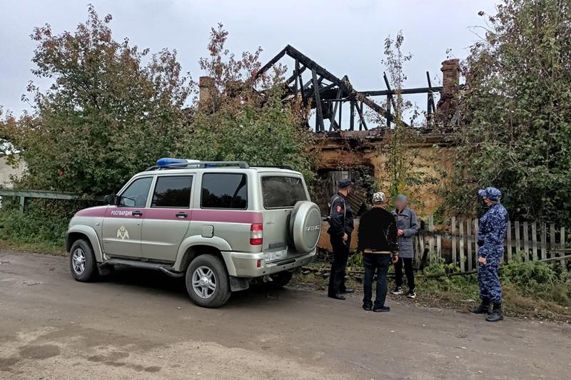 Патруль Росгвардии спас из огня семейную пару в бурятском селе 