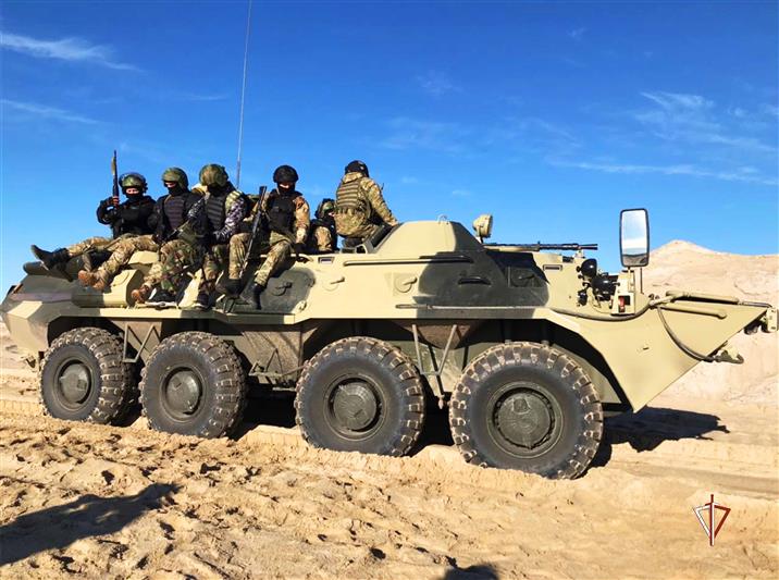 Сотрудники ОМОН «Север» Росгвардии провели тренировки в полевых условиях (видео)