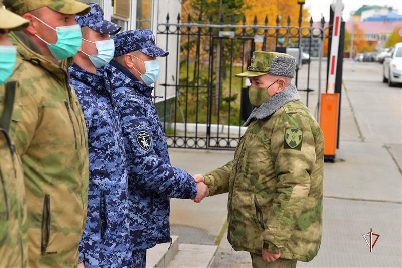 Командующий Уральским округом Росгвардии проинспектировал подразделения ведомства на Ямале 