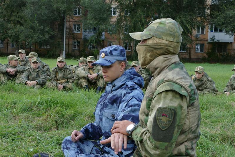Росгвардеец провел занятие по тактической медицине для кузбасских кадет