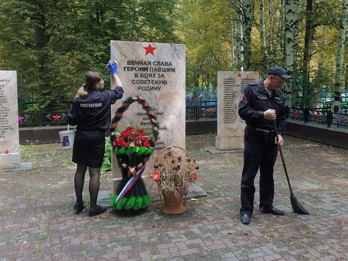 Волонтеры из Росгвардии приводят в порядок места захоронения фронтовиков и тружеников тыла в Кузбассе