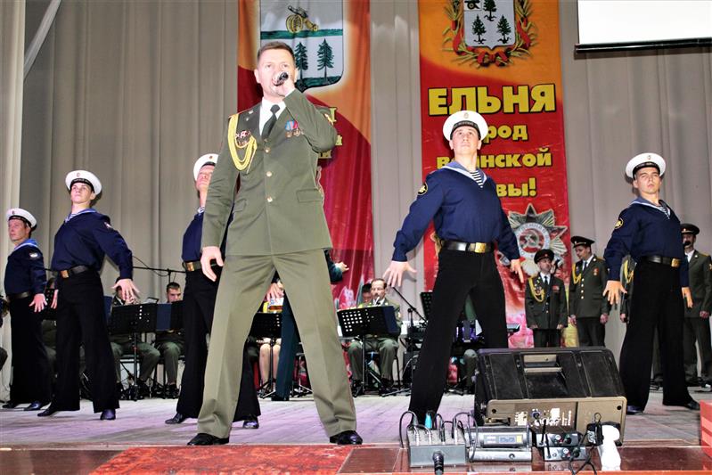 Ансамбль песни и пляски Центрального округа Росгвардии провёл праздничный концерт в Ельне