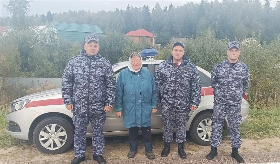 Сотрудники Росгвардии отыскали женщину, заблудившуюся в Подмосковном лесу