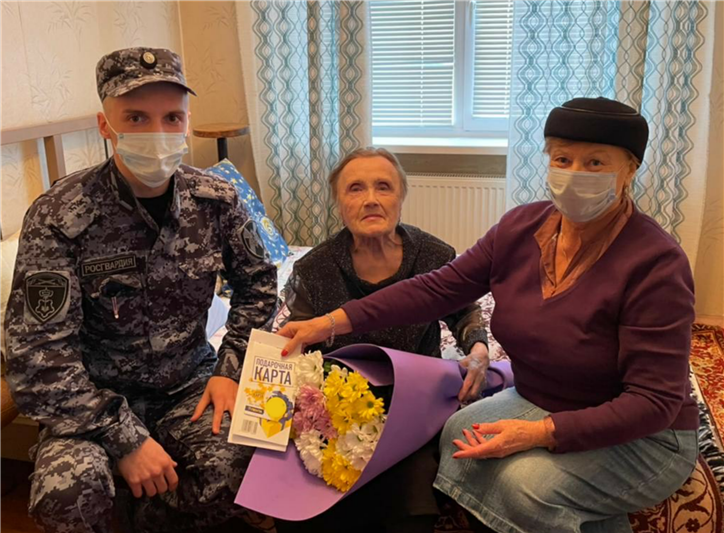 В преддверии Дня пожилого человека росгвардейцы поздравили с 80-летием ветерана ведомства 