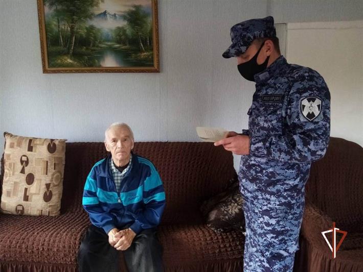 С Днём пожилых людей поздравили ветеранов службы росгвардейцы в Тюменской области 