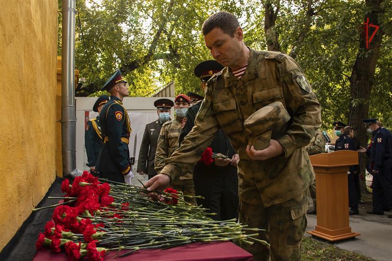 Мемориальную доску ветерану Великой Отечественной войны и войск правопорядка открыли в Новосибирске 