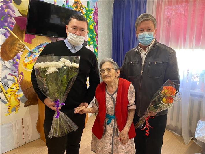 В Нарьян-Маре росгвардейцы поздравили с 91-летием ветерана ведомства