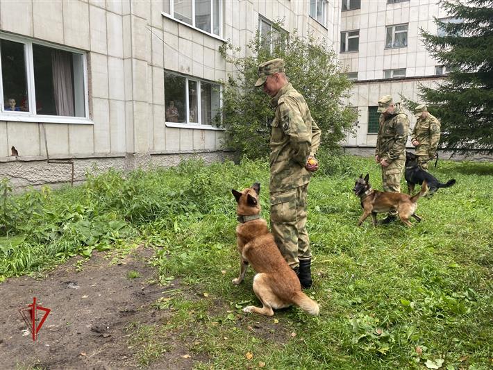 Росгвардейцы подарили праздник маленьким пациентам томской больницы