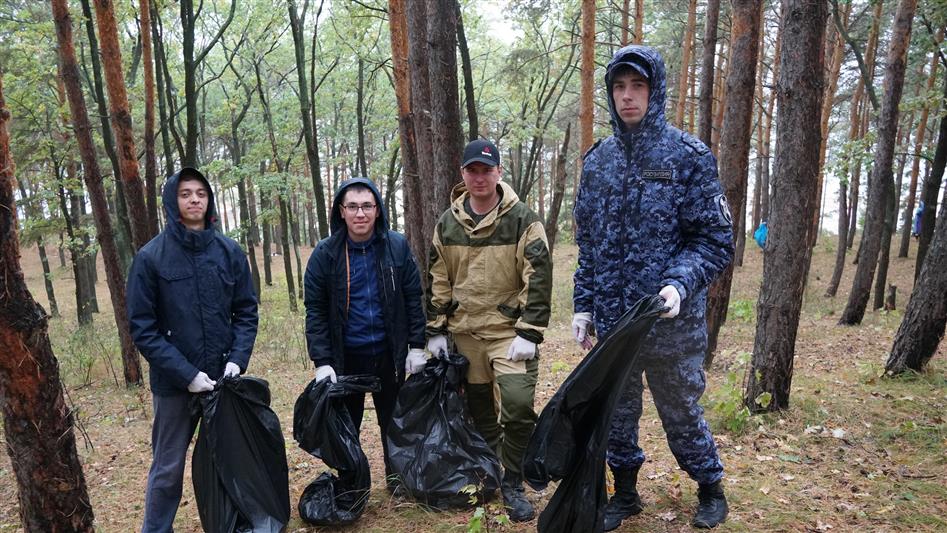 В Ульяновске сотрудники и военнослужащие Росгвардии приняли участие в экологической акции «Зеленая Россия»