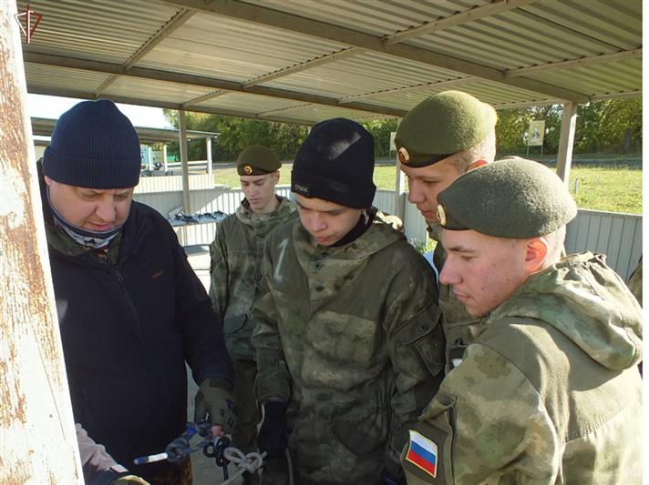 Кадеты профильных классов Росгвардии прошли испытание на право ношения оливкового берета