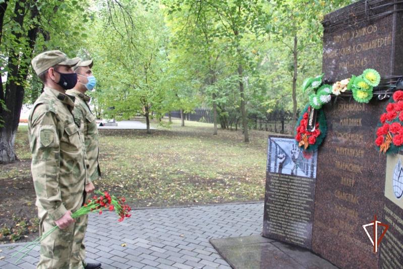 Накануне Международного дня памяти жертв фашизма росгвардейцы приняли участие в памятных мероприятиях