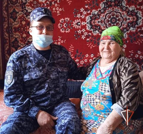 С Днём пожилых людей поздравили ветеранов службы росгвардейцы в Тюменской области 