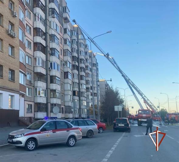 Патруль Росгвардии оказал содействие МЧС в эвакуации жителей горящего дома в Тюмени