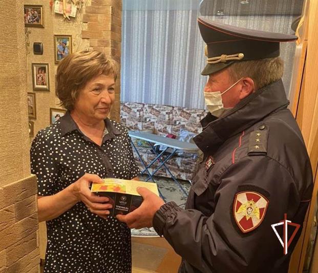 С Днём пожилых людей поздравили ветеранов службы росгвардейцы в Тюменской области 