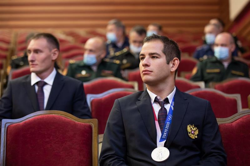 Генерал армии Виктор Золотов вручил спортсменам-олимпийцам Росгвардии ведомственные награды