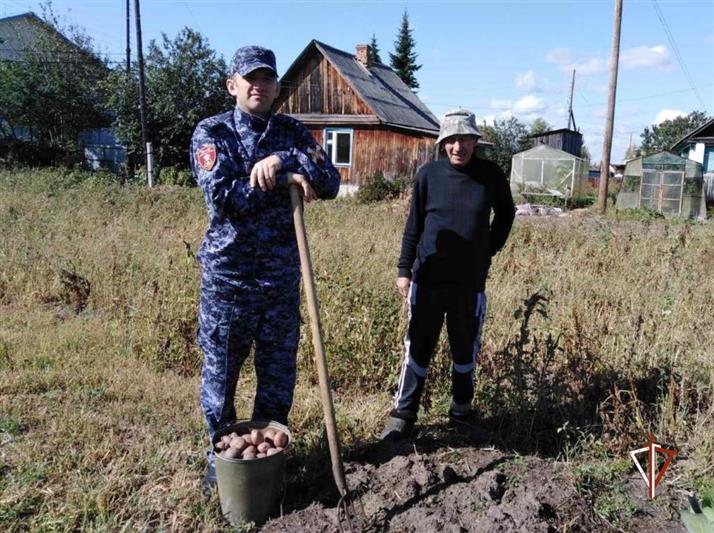 Адресную помощь ветеранам оказали росгвардейцы в Тюменской области 