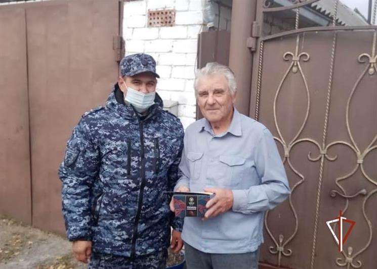 С Днём пожилых людей поздравили ветеранов службы росгвардейцы в Тюменской области 