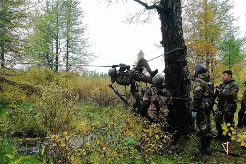 Росгвардейцы поделились опытом горной подготовки с подростками на Ямале 