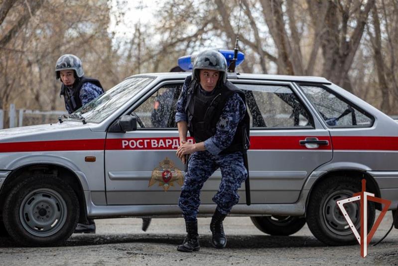 Экипаж Росгвардии задержал в Екатеринбурге подозреваемых в уличном грабеже