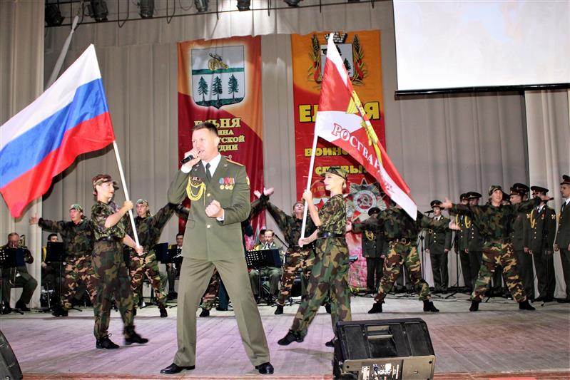 Ансамбль песни и пляски Центрального округа Росгвардии провёл праздничный концерт в Ельне 