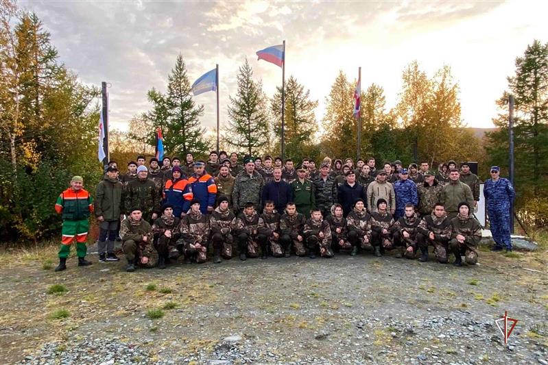 Росгвардейцы поделились опытом горной подготовки с подростками на Ямале 