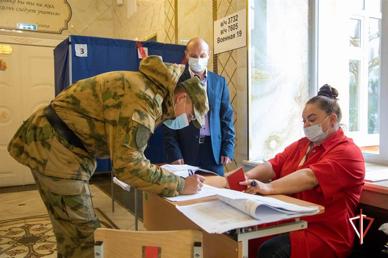Военнослужащие и сотрудники Уральского округа Росгвардии принимают участие в Едином дне голосования
