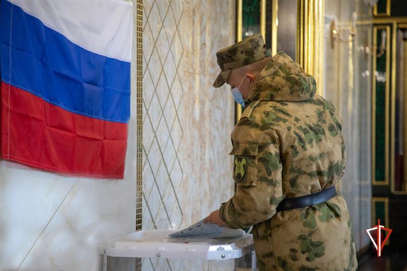 Военнослужащие и сотрудники Уральского округа Росгвардии принимают участие в Едином дне голосования