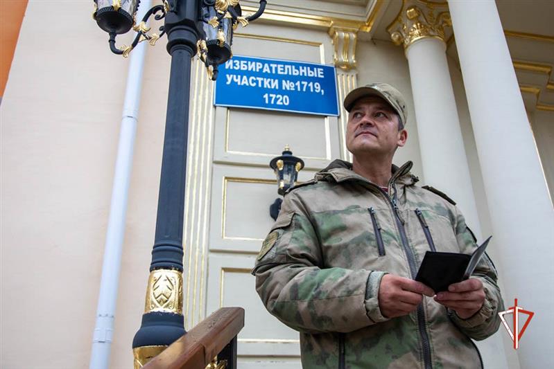 Военнослужащие и сотрудники Уральского округа Росгвардии принимают участие в Едином дне голосования