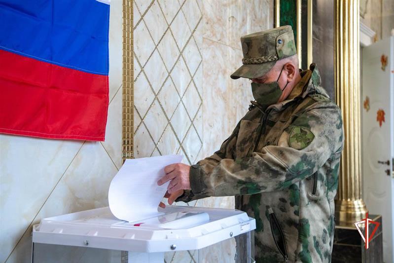 Военнослужащие и сотрудники Уральского округа Росгвардии принимают участие в Едином дне голосования