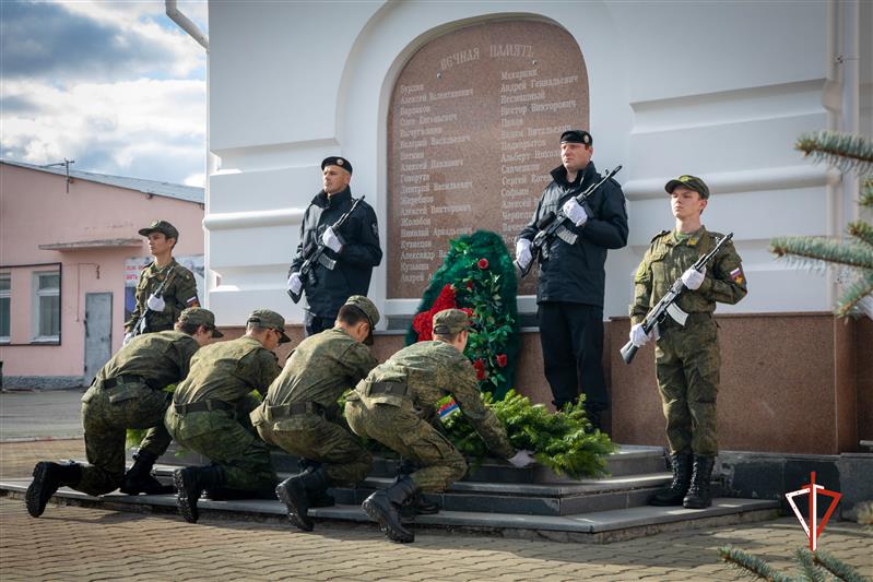 Бойцы екатеринбургского ОМОН Росгвардии провели традиционную ежегодную «Зарницу» для школьников и студентов 