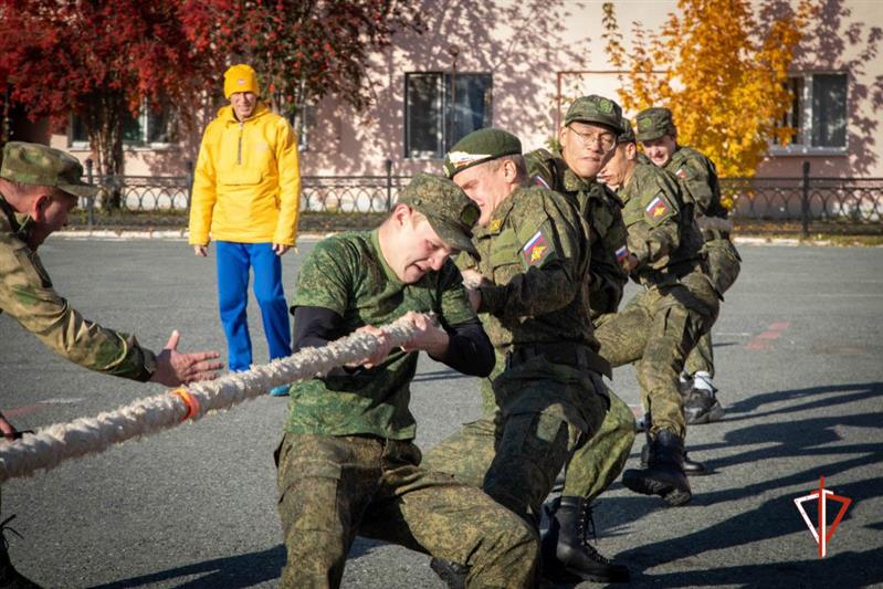 Бойцы екатеринбургского ОМОН Росгвардии провели традиционную ежегодную «Зарницу» для школьников и студентов 