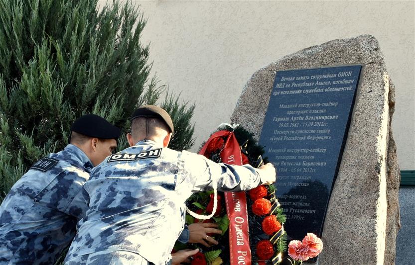 Сотрудники адыгейского ОМОН Росгвардии почтили память Героя России Артёма Гармаша