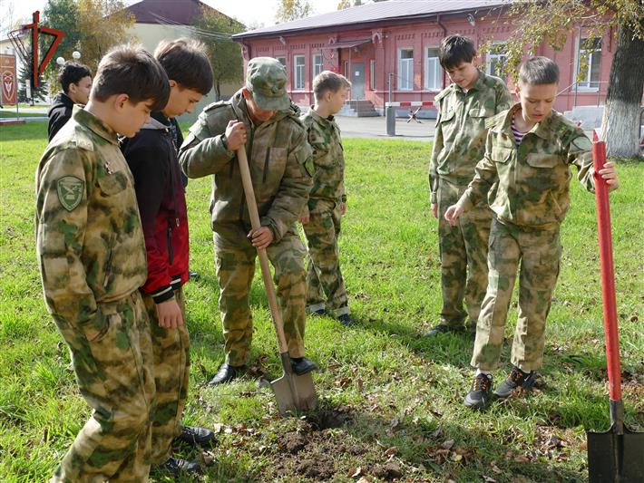 Росгвардейцы высадили в Иркутске деревья к 73-летию Героя России генерал-полковника Анатолия Романова