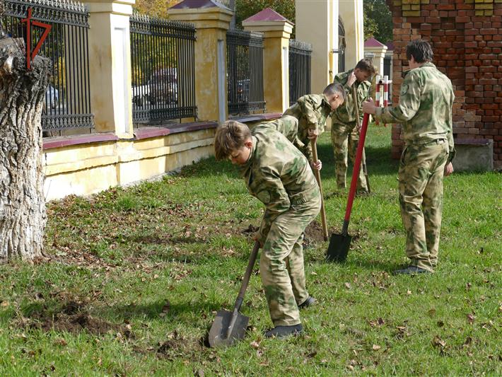 Росгвардейцы высадили в Иркутске деревья к 73-летию Героя России генерал-полковника Анатолия Романова