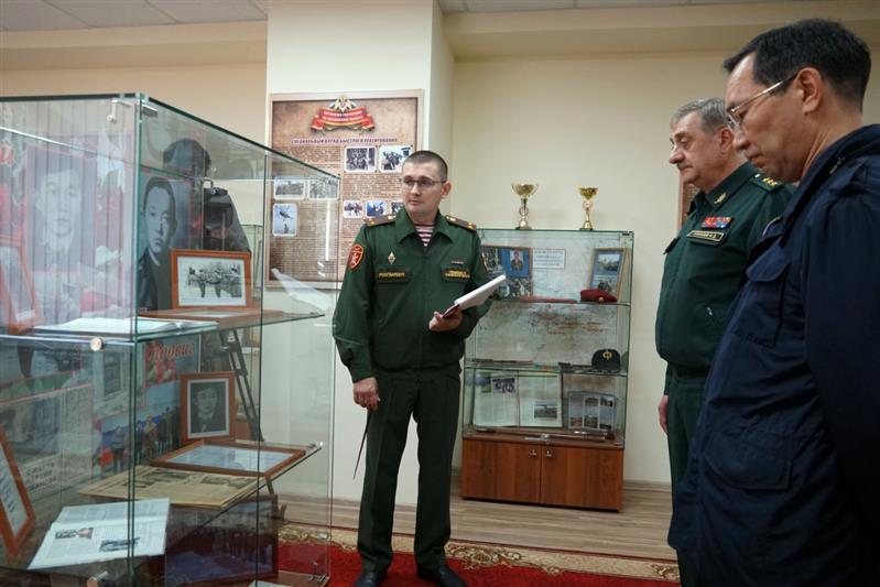 Командующий Восточным округом Росгвардии и глава Якутии почтили память погибшего воина правопорядка