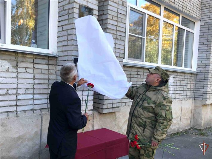 Память погибшего воина правопорядка увековечили в Кургане (видео)