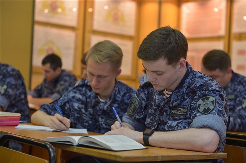 Начальник столичного главка Росгвардии поздравил личный состав с 5-летием территориального органа