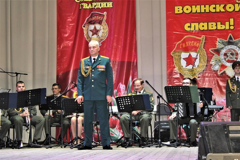 Ансамбль песни и пляски Центрального округа Росгвардии провёл праздничный концерт в Ельне 