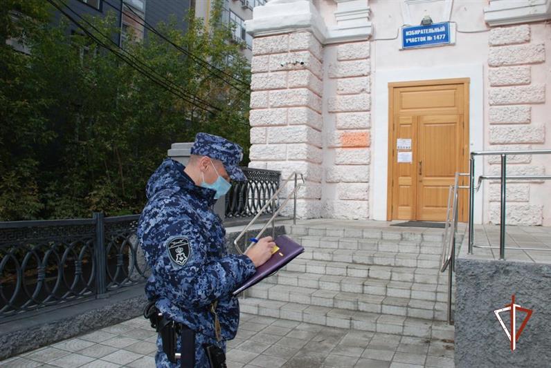 На Урале сотрудники Росгвардии проверяют избирательные участки накануне выборов