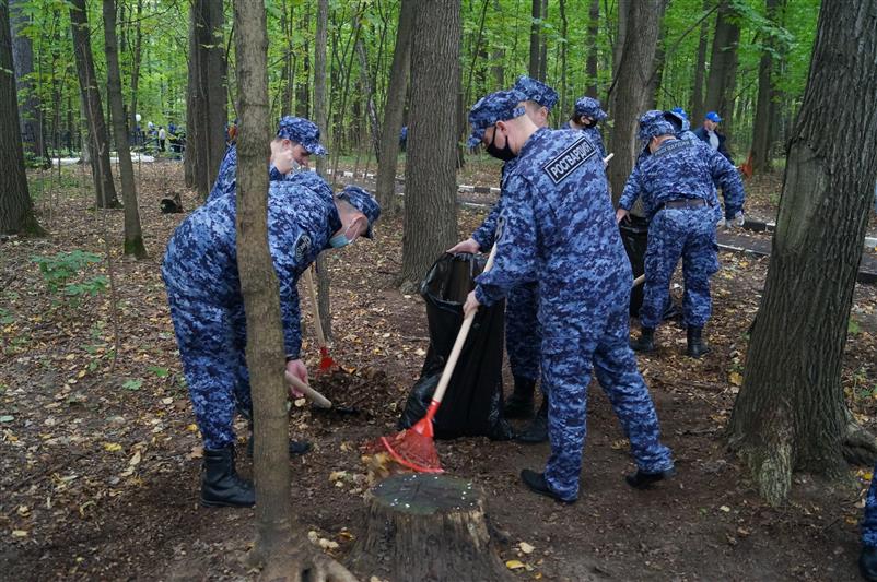 Сотрудники Росгвардии в столице приняли участие во  всероссийском субботнике 