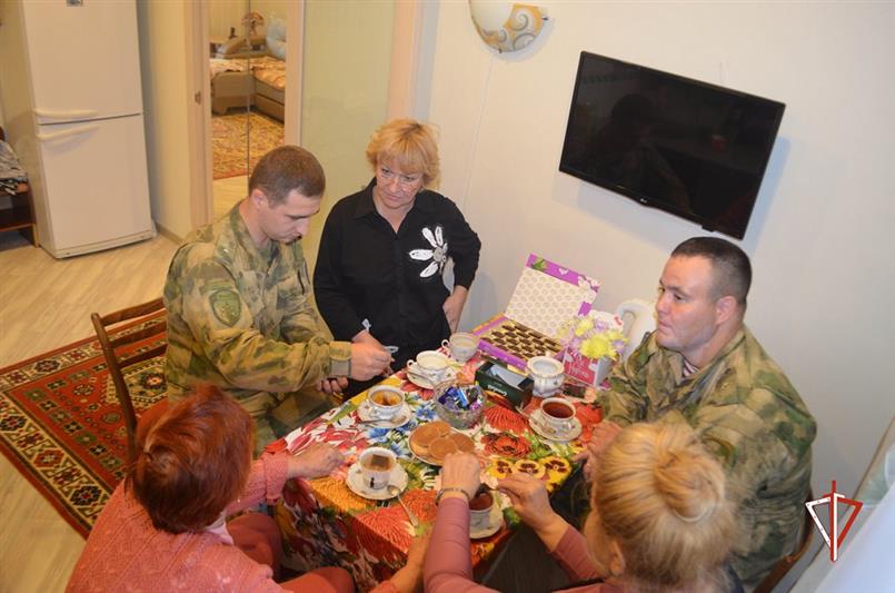 Военнослужащие лесновского полка Росгвардии подготовили домашний концерт для ветерана-блокадницы (видео)