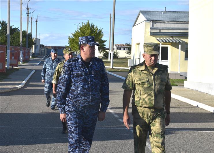 Командующий Южным округом Росгвардии проверил подразделения ведомства в Калмыкии