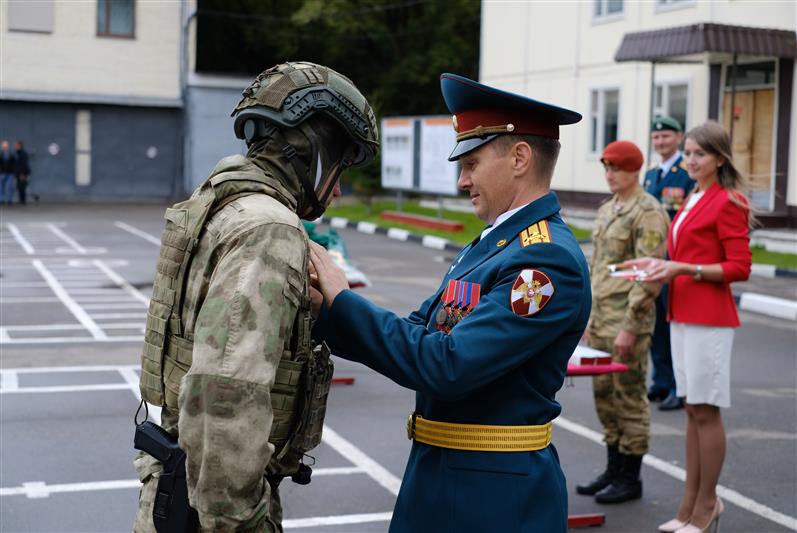 Отряду спецназа «Пересвет» Росгвардии в день его 15-летия вручили Боевое знамя