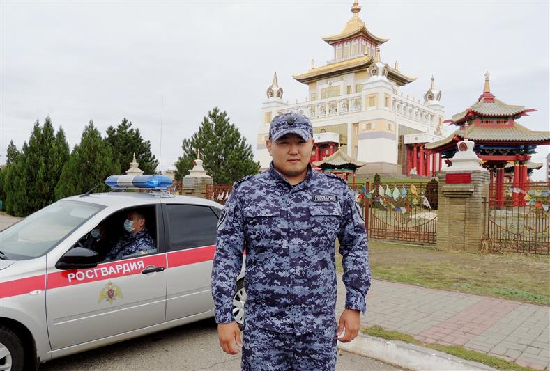 Росгвардеец помог элистинской школьнице, временно утратившей связь с семьей