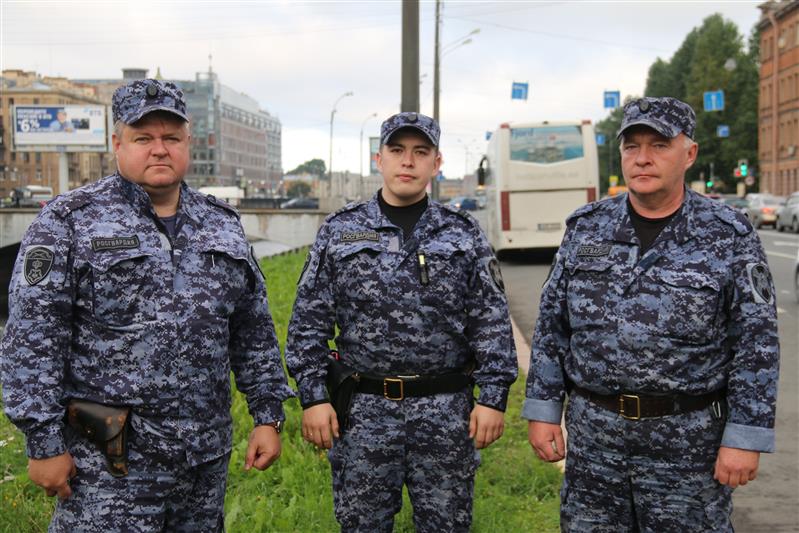 Упавшей в Обводной канал девушке спасли жизнь петербужские росгвардейцы