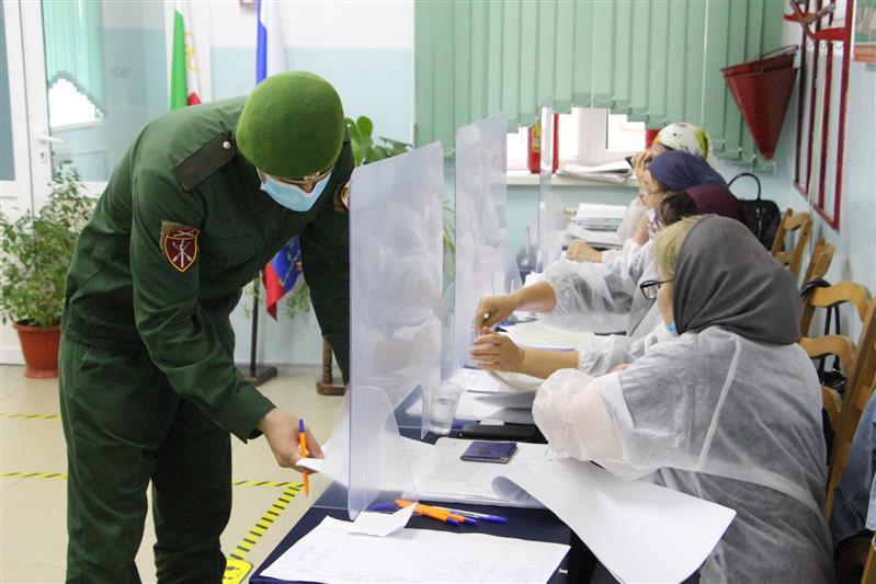 Военнослужащие грозненского соединения принимают участие в Едином дне голосования