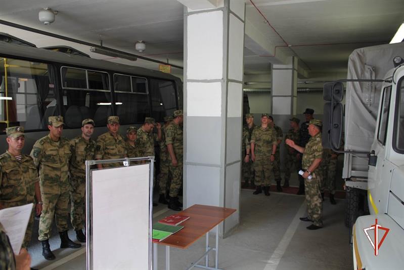 В Уральском округе Росгвардии начался перевод вооружения и техники на зимний период эксплуатации