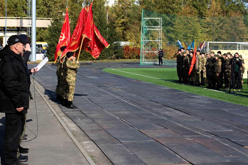 Ветераны челябинского СОБР провели военизированную эстафету для школьников (видео)