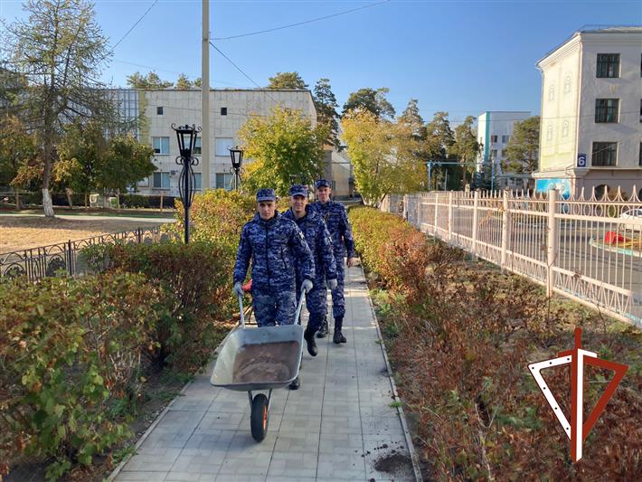 Росгвардия помогла детской больнице в Челябинске в озеленении территории 