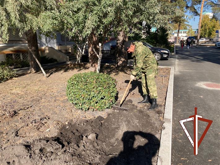 Росгвардия помогла детской больнице в Челябинске в озеленении территории 